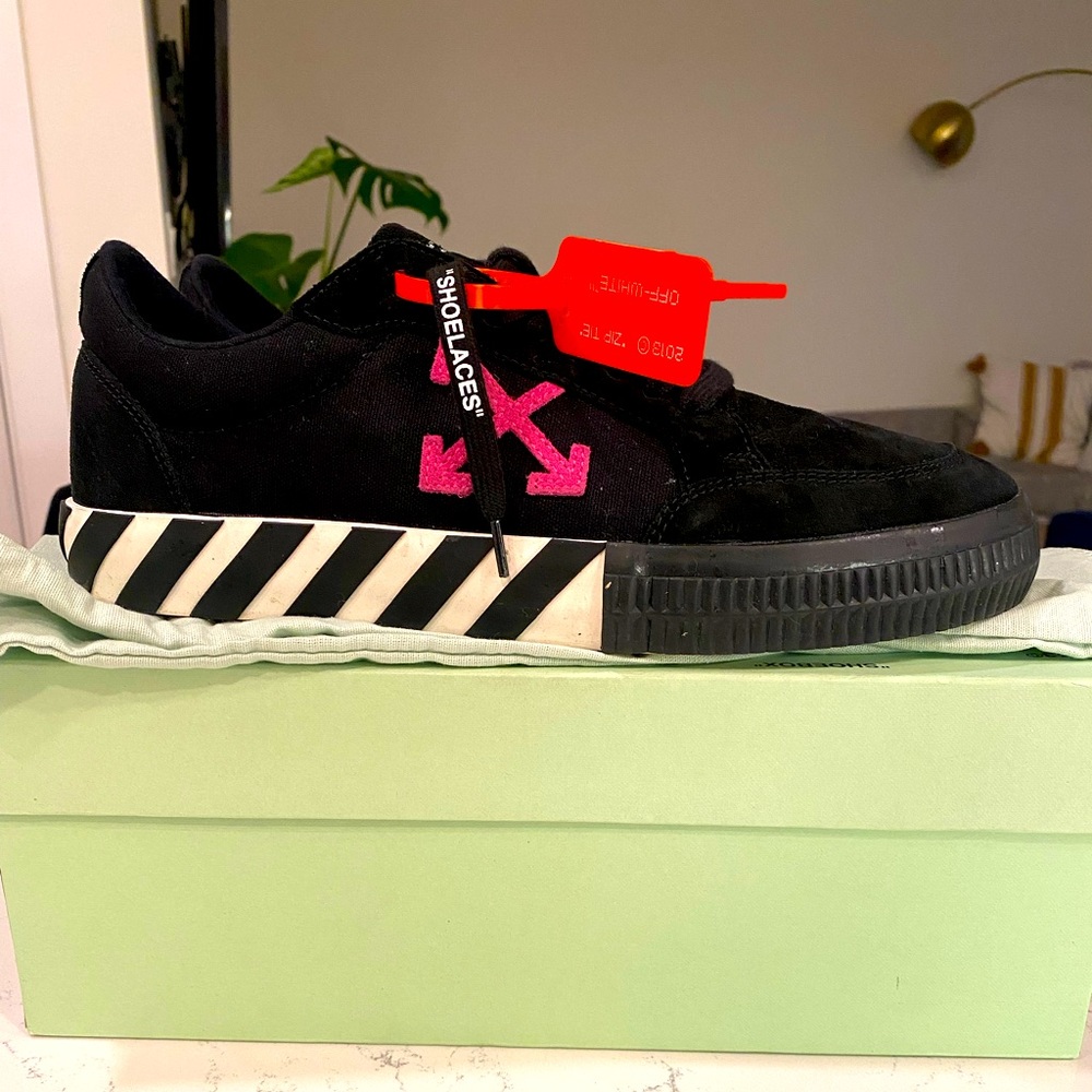 Off White Vulcanized Low Fuchsia sneakers